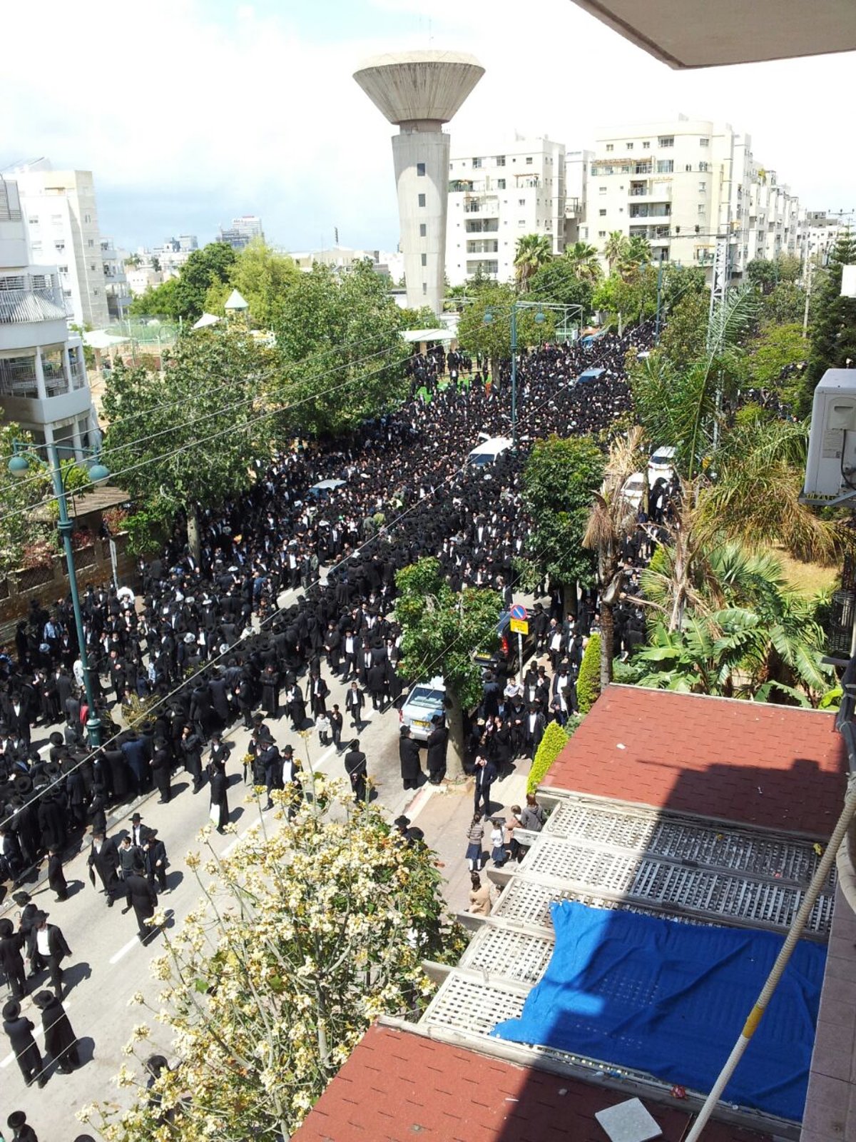 צפו: מסע הלוויית הגר"ח גריינמן זצ"ל בדרך לבית החיים