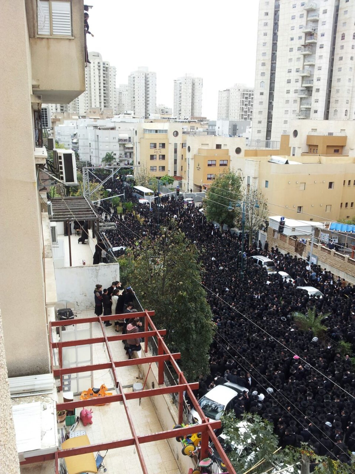 צפו: מסע הלוויית הגר"ח גריינמן זצ"ל בדרך לבית החיים