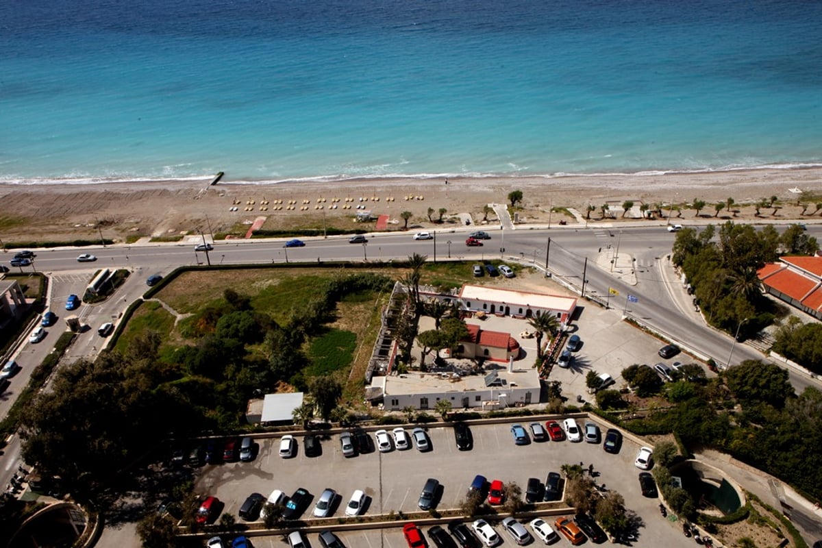 מחלונות המטוס ועד לשער לינדוס: גלריה יוונית