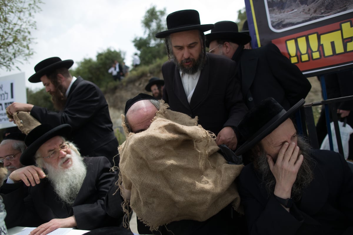 צפו: שוטרים התעמתו עם מפגינים חרדים קיצוניים