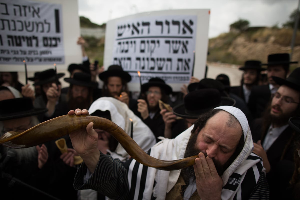 צפו: שוטרים התעמתו עם מפגינים חרדים קיצוניים