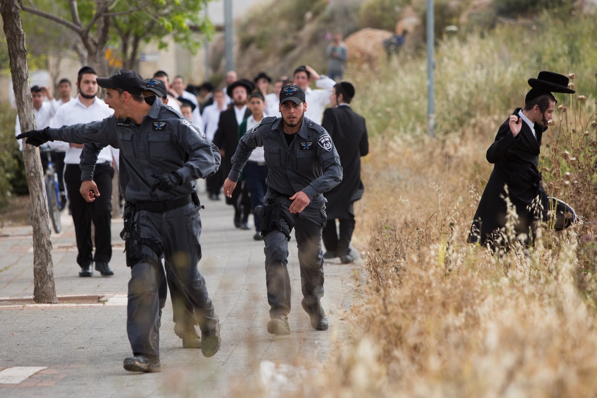 צפו: שוטרים התעמתו עם מפגינים חרדים קיצוניים