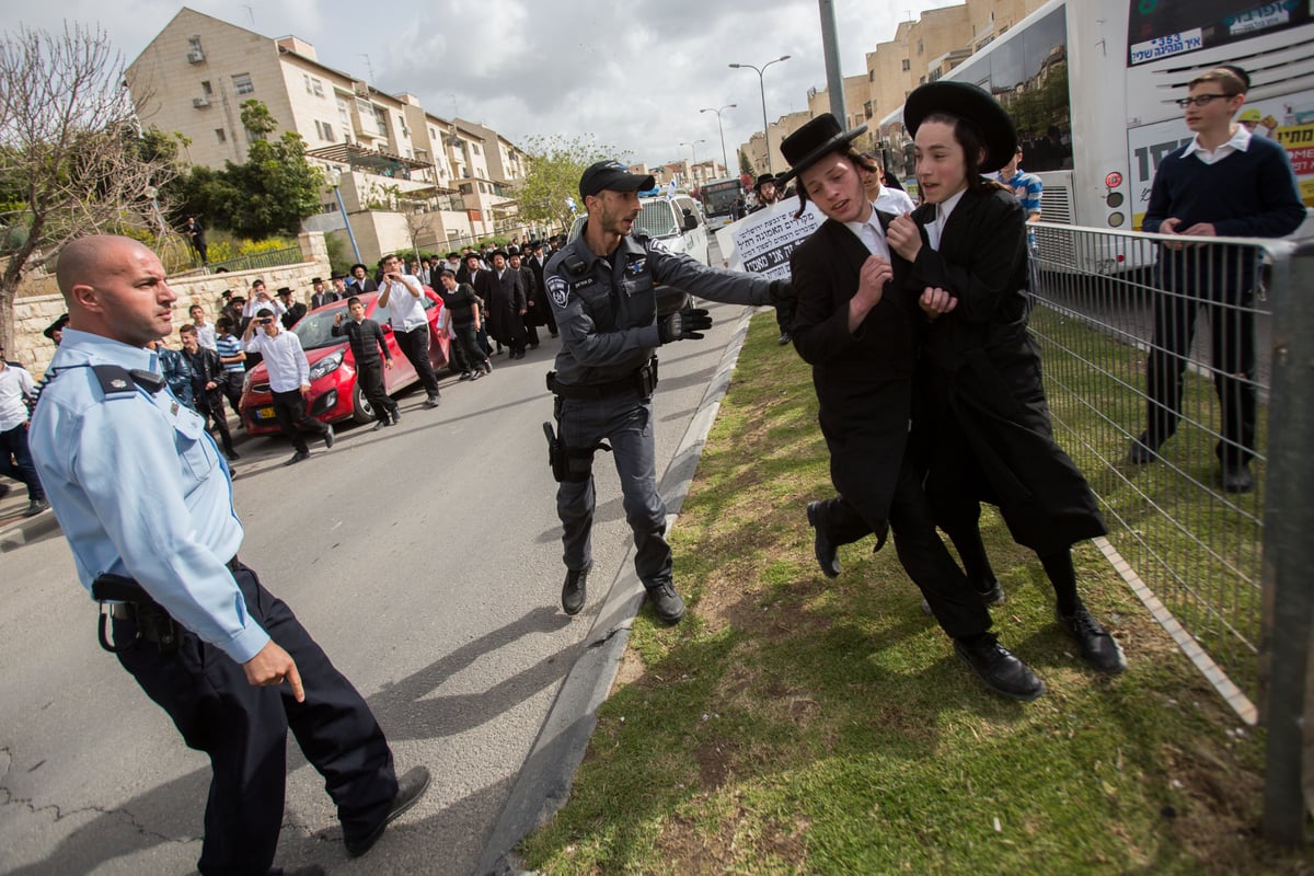 צפו: שוטרים התעמתו עם מפגינים חרדים קיצוניים