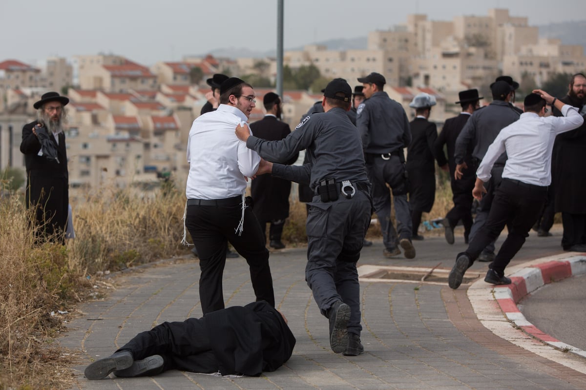 צפו: שוטרים התעמתו עם מפגינים חרדים קיצוניים