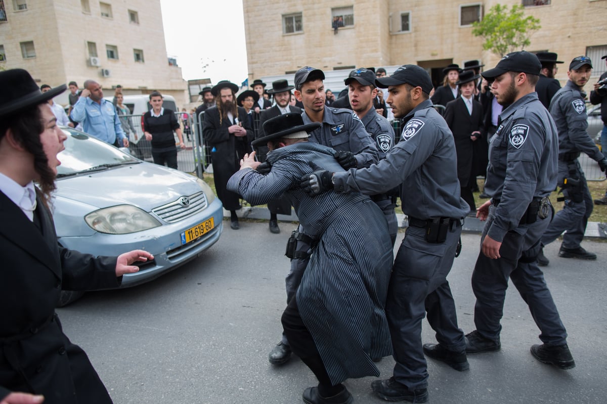 צפו: שוטרים התעמתו עם מפגינים חרדים קיצוניים