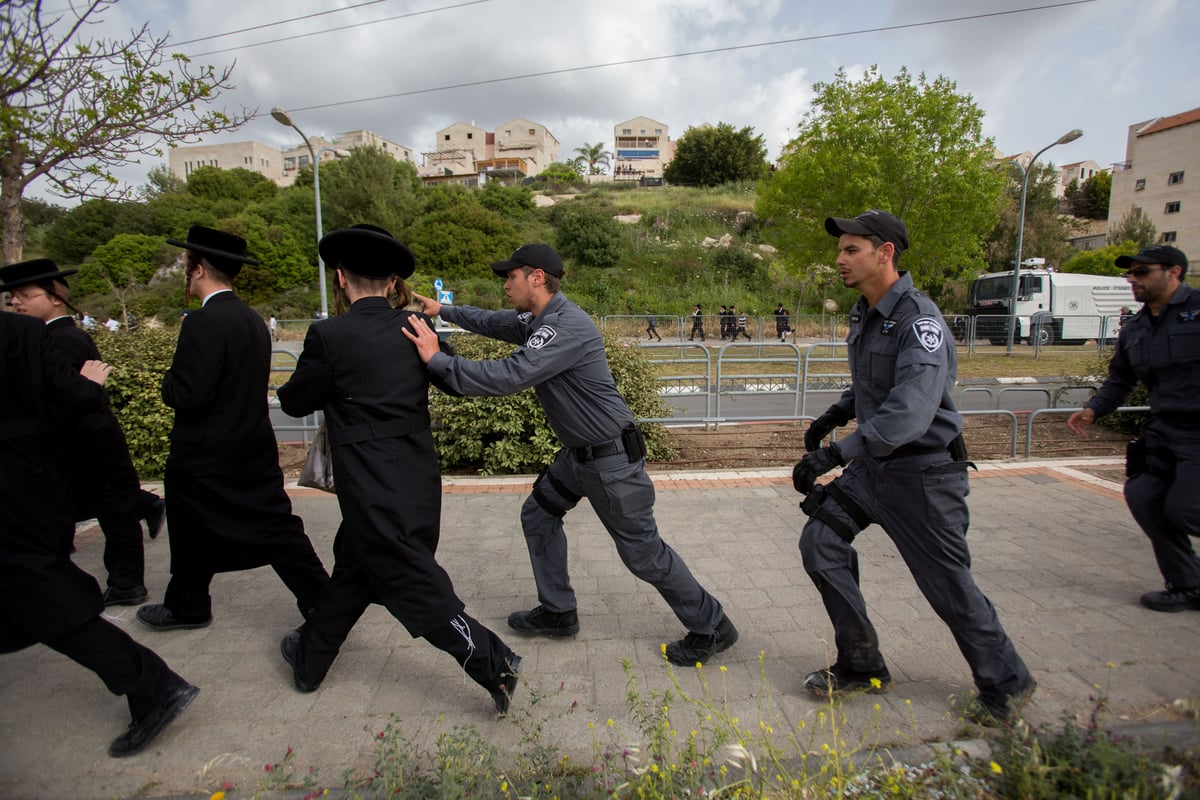 צפו: שוטרים התעמתו עם מפגינים חרדים קיצוניים