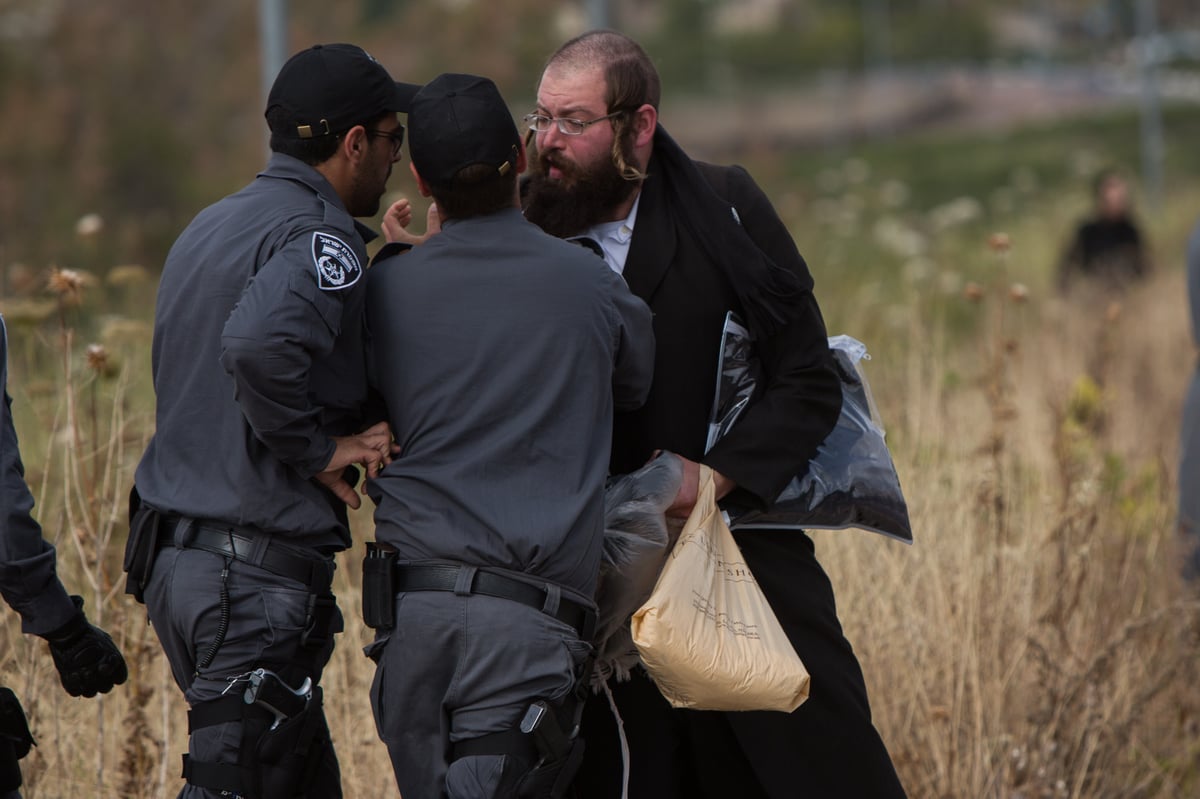 צפו: שוטרים התעמתו עם מפגינים חרדים קיצוניים