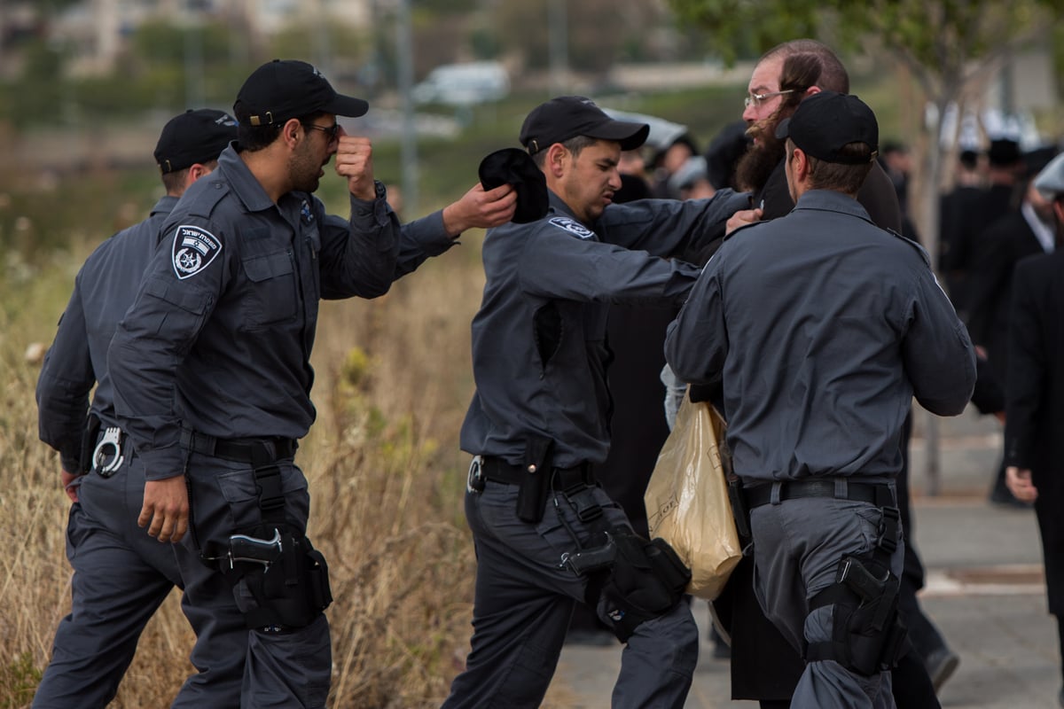 צפו: שוטרים התעמתו עם מפגינים חרדים קיצוניים