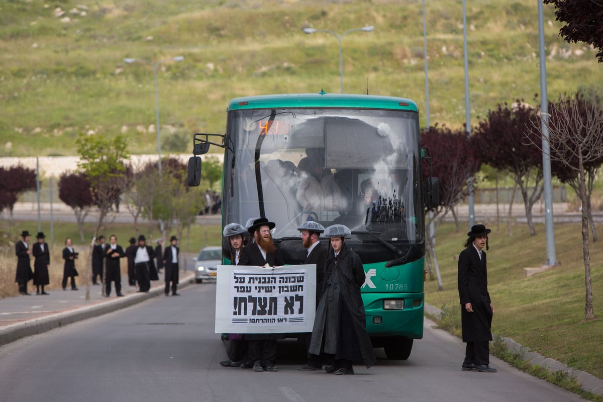 צפו: שוטרים התעמתו עם מפגינים חרדים קיצוניים