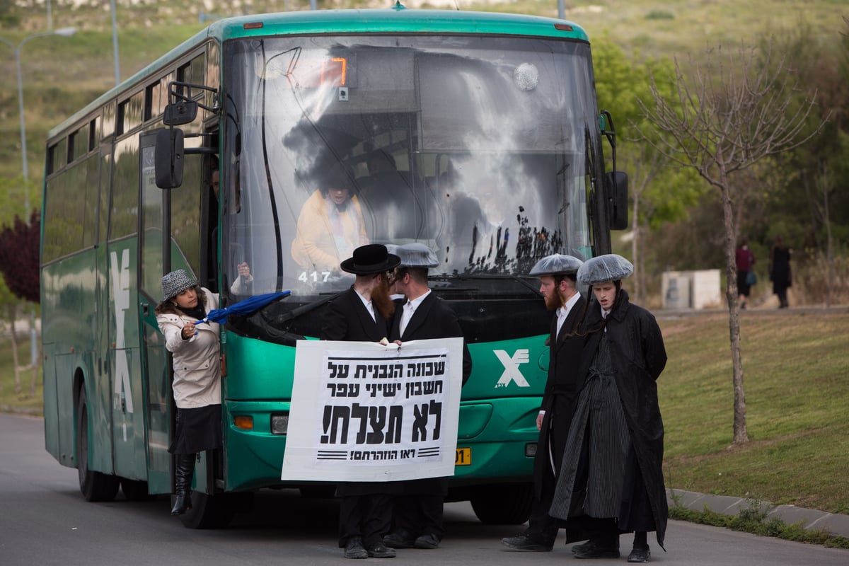 צפו: שוטרים התעמתו עם מפגינים חרדים קיצוניים