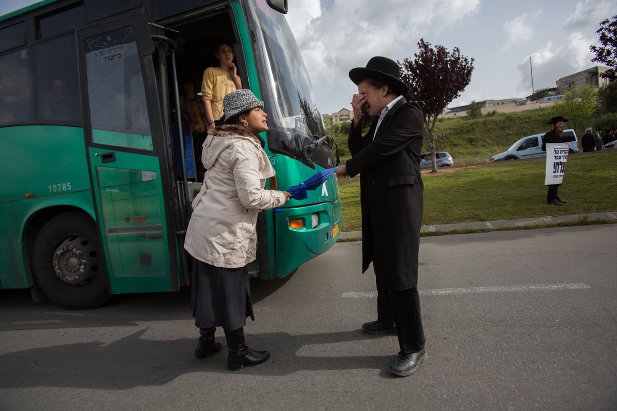 צפו: שוטרים התעמתו עם מפגינים חרדים קיצוניים