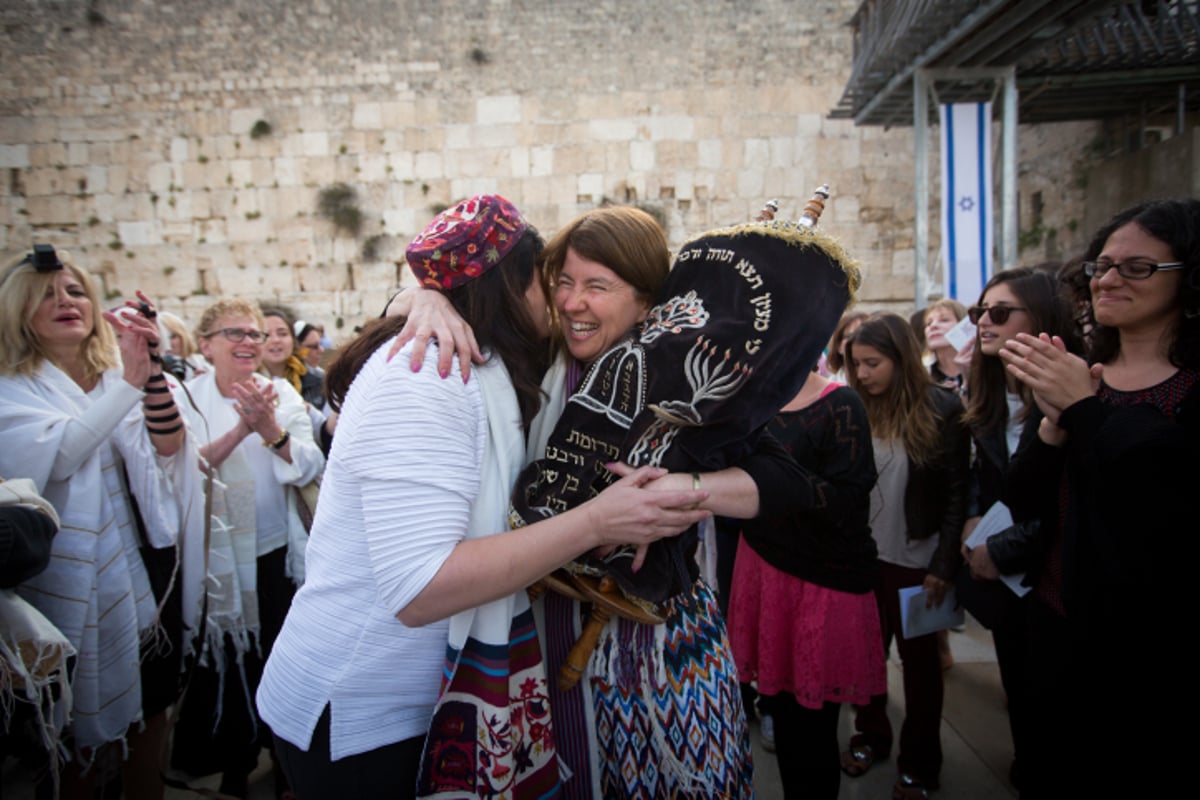 זעזוע: נשות הכותל 'חטפו' ספר תורה בכותל המערבי