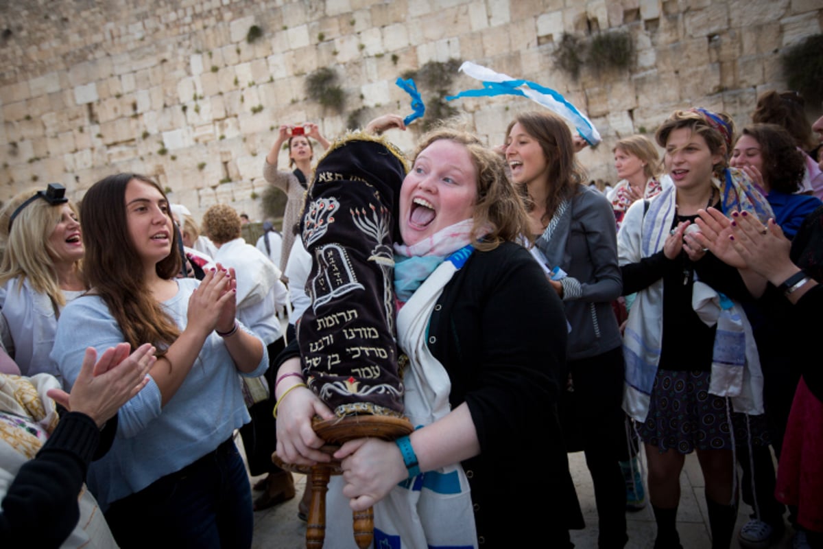 זעזוע: נשות הכותל 'חטפו' ספר תורה בכותל המערבי