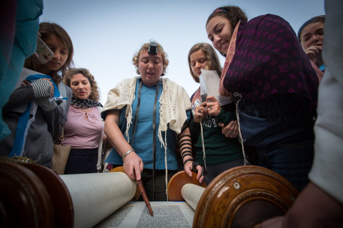 זעזוע: נשות הכותל 'חטפו' ספר תורה בכותל המערבי