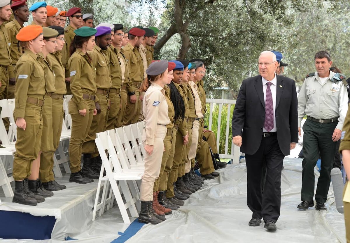 הנשיא ראובן ריבלין הפתיע את החיילים המצטיינים