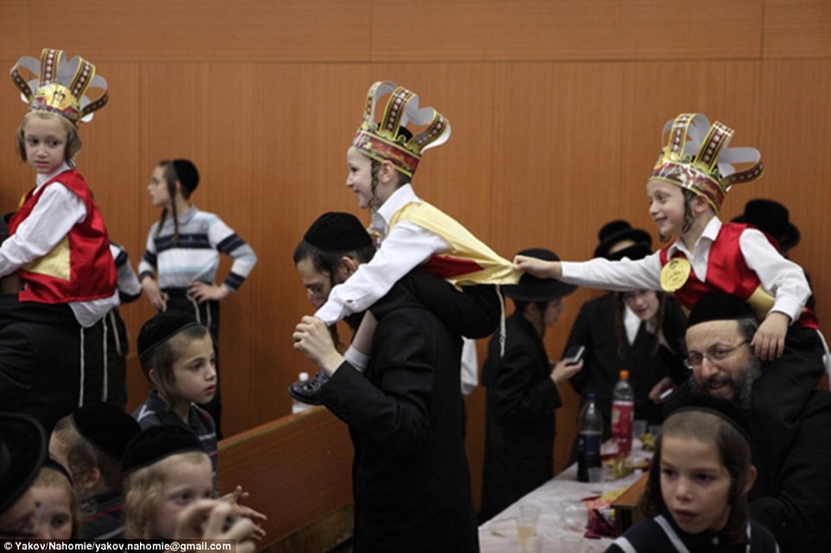 ה'דיילי מייל' מציג: הצצה ל"מנהגים המוזרים" של החרדים