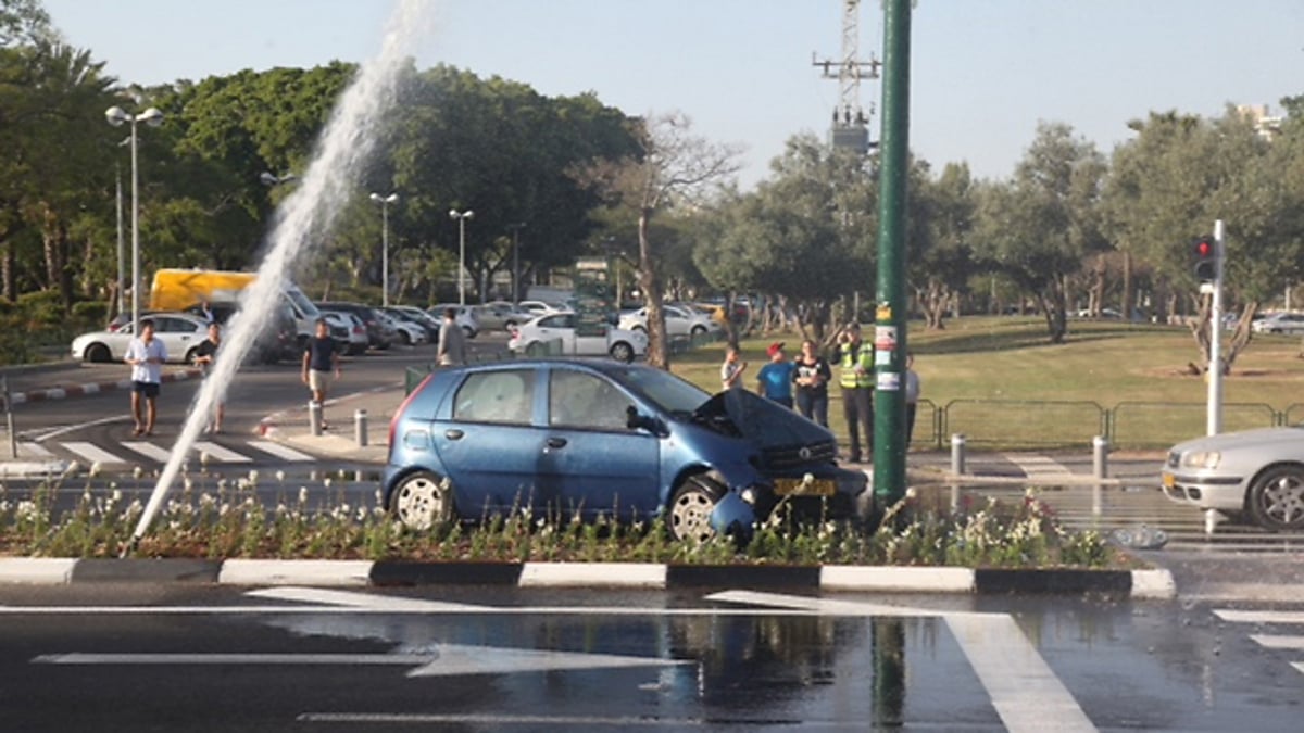 תל אביב: התנגש בצינור מים וגרם לפקק