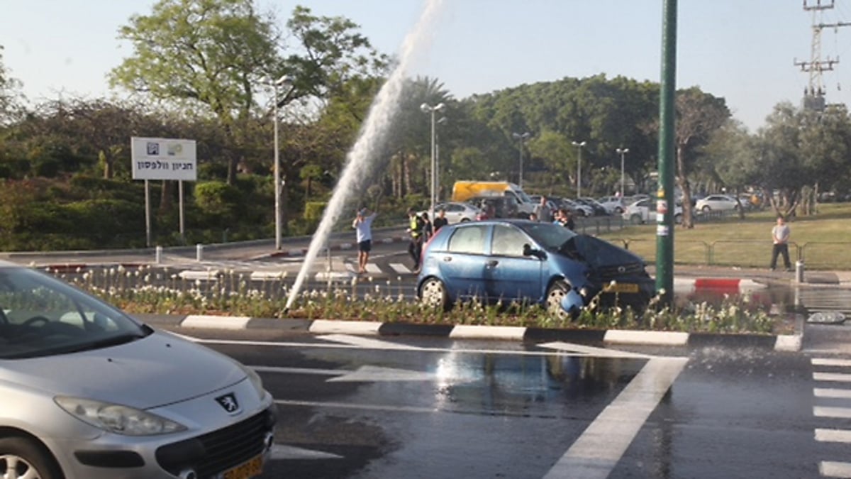 תל אביב: התנגש בצינור מים וגרם לפקק