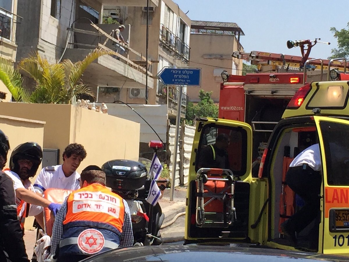 גבעתיים: שלושה פצועים בפיצוץ ברכב