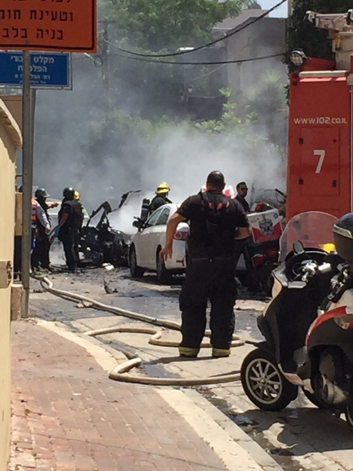 גבעתיים: שלושה פצועים בפיצוץ ברכב