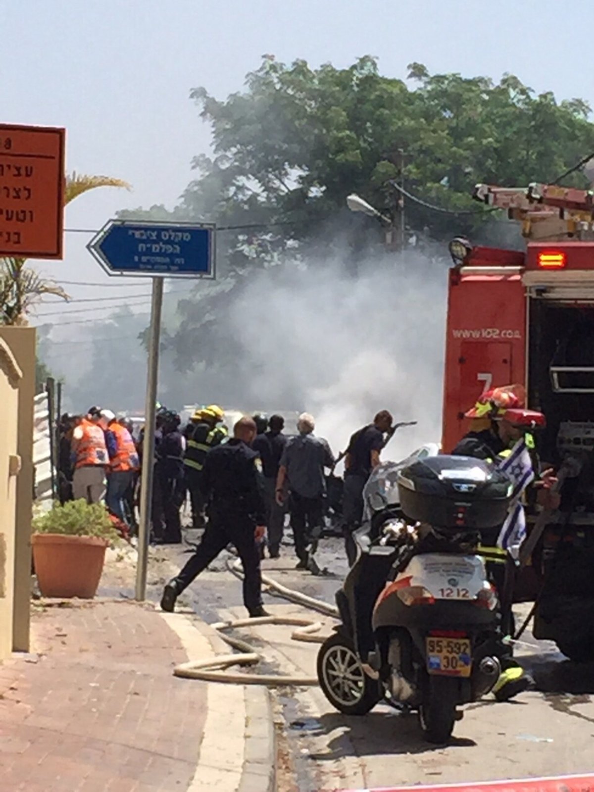 גבעתיים: שלושה פצועים בפיצוץ ברכב