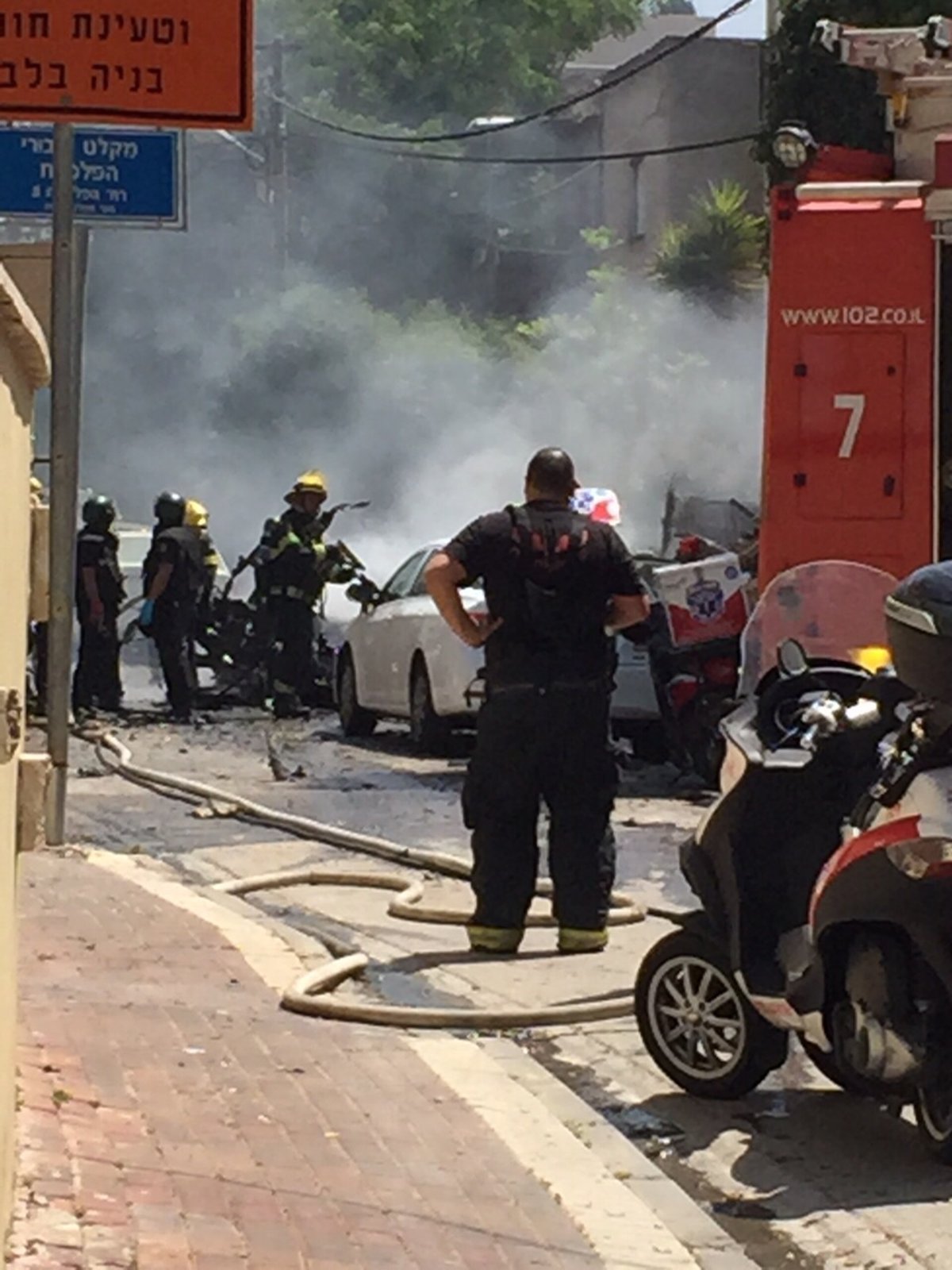 גבעתיים: שלושה פצועים בפיצוץ ברכב