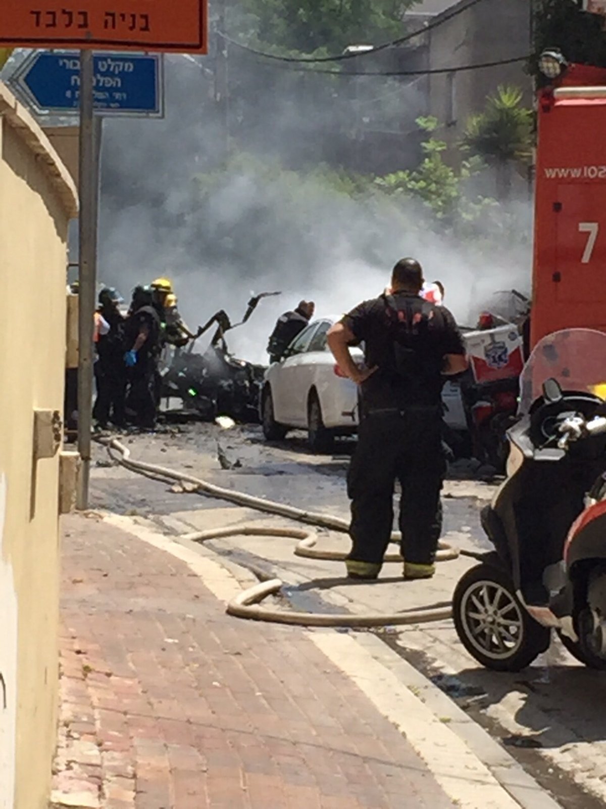 גבעתיים: שלושה פצועים בפיצוץ ברכב