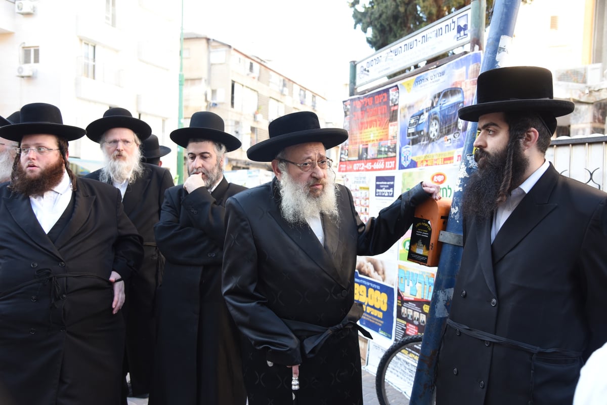 גלריה: מאות בהלווית הרב יצחק מאיר ז"ל