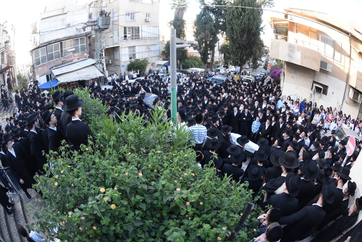 גלריה: מאות בהלווית הרב יצחק מאיר ז"ל