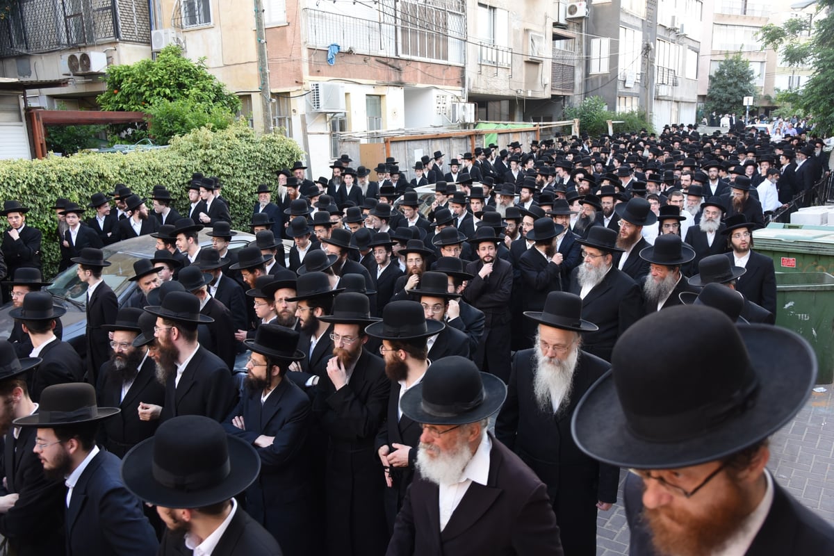 גלריה: מאות בהלווית הרב יצחק מאיר ז"ל