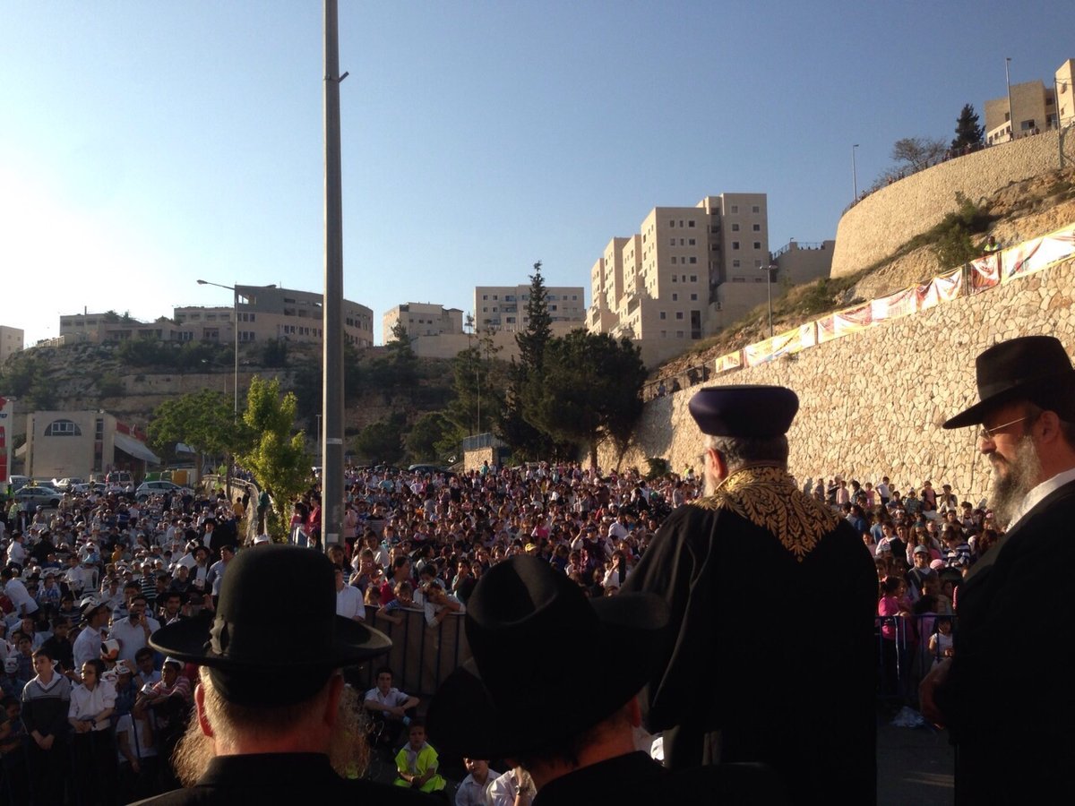 תיעוד: הראשל"צ הגאון רבי יצחק יוסף בתהלוכת חב"ד