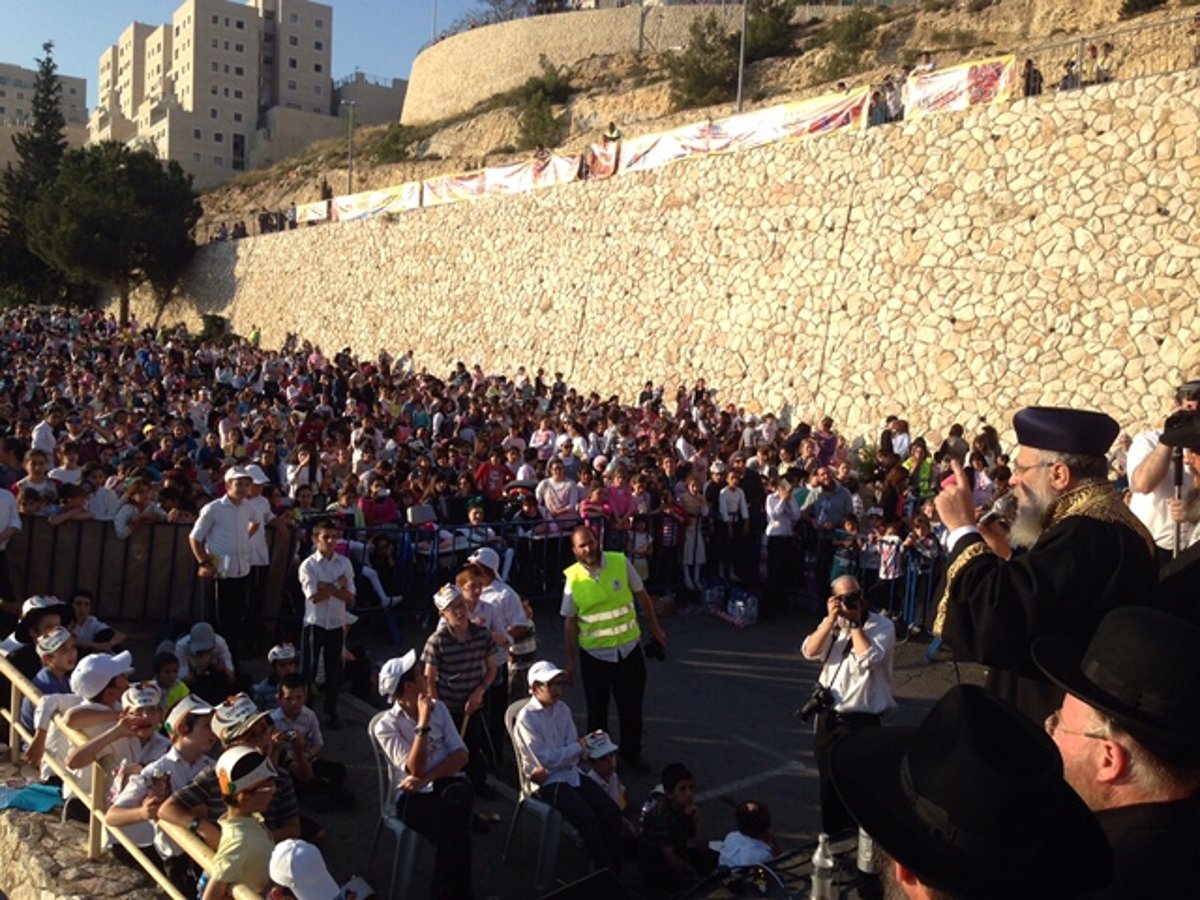 תיעוד: הראשל"צ הגאון רבי יצחק יוסף בתהלוכת חב"ד