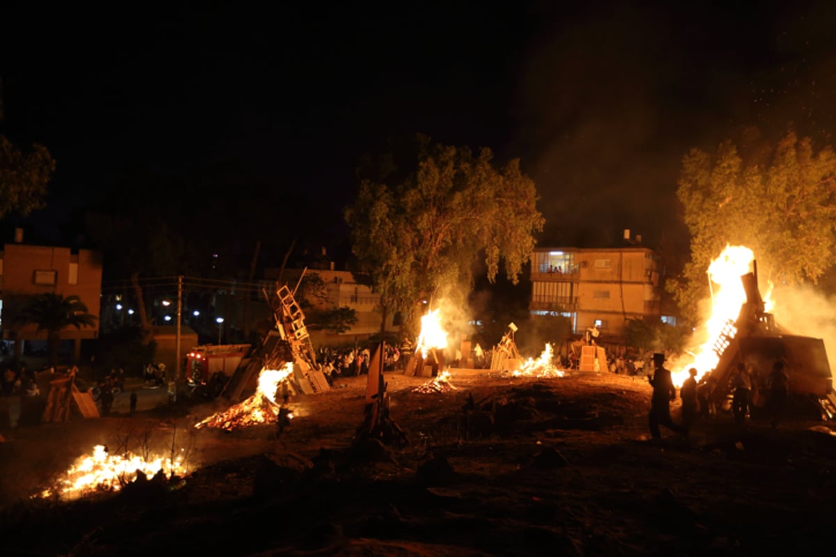 גלריה: ילדי בני ברק בהדלקת מדורת ל"ג בעומר