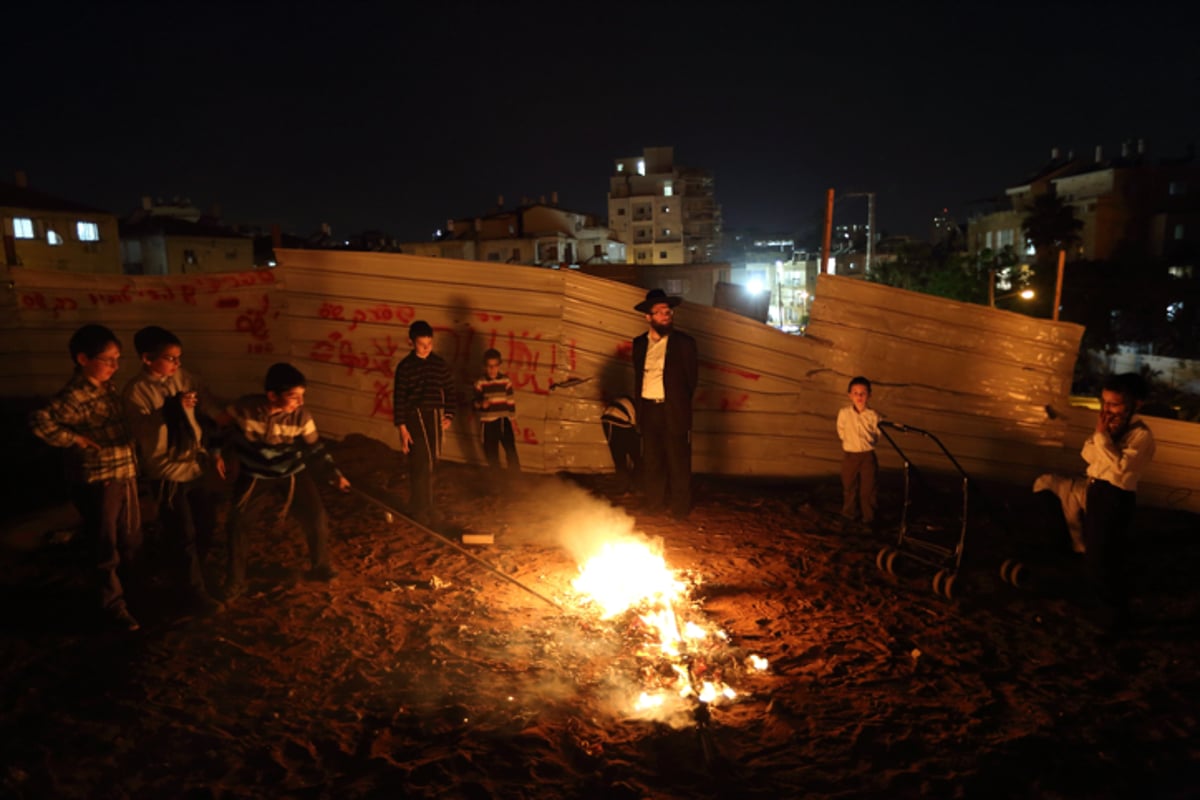 גלריה: ילדי בני ברק בהדלקת מדורת ל"ג בעומר