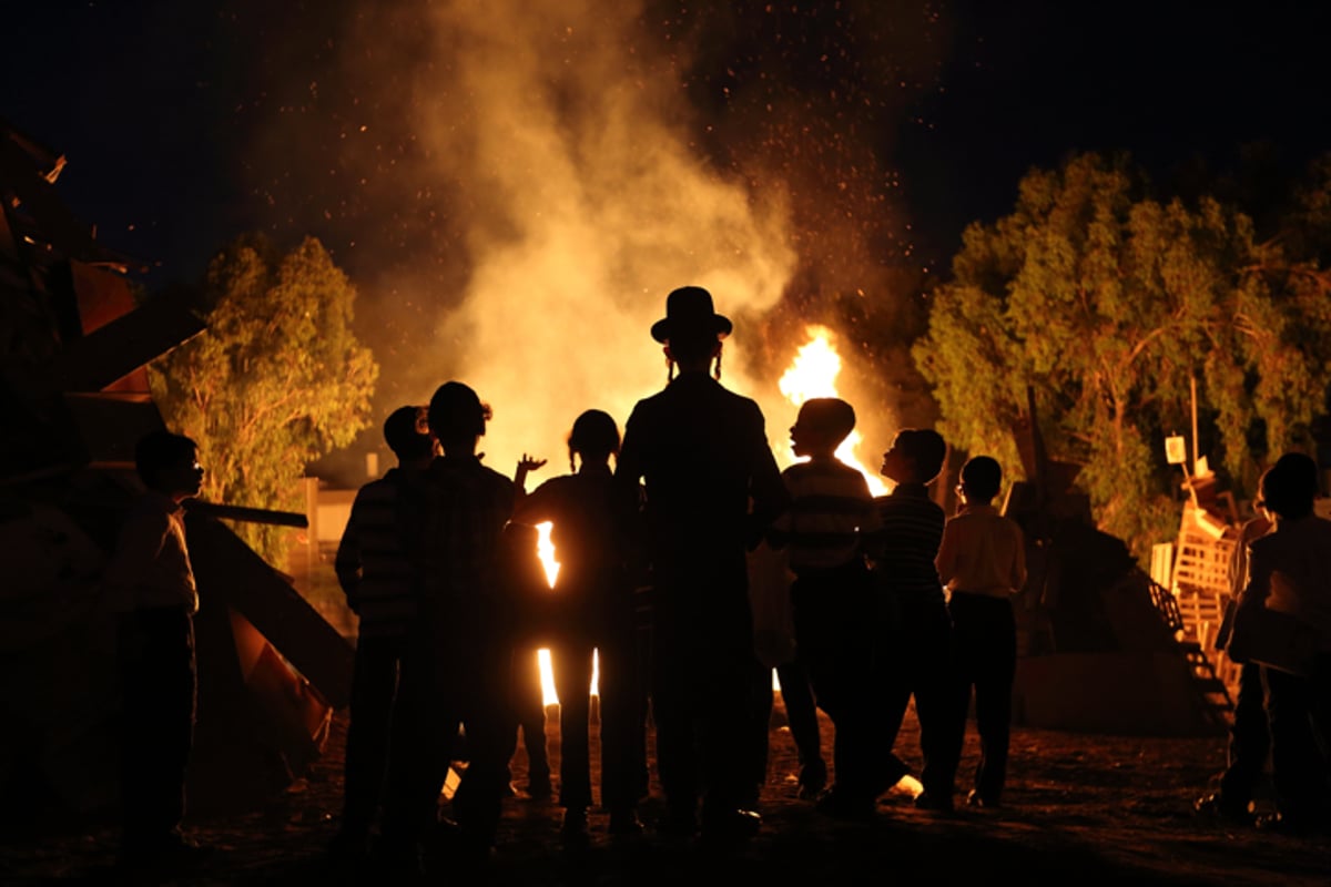 גלריה: ילדי בני ברק בהדלקת מדורת ל"ג בעומר