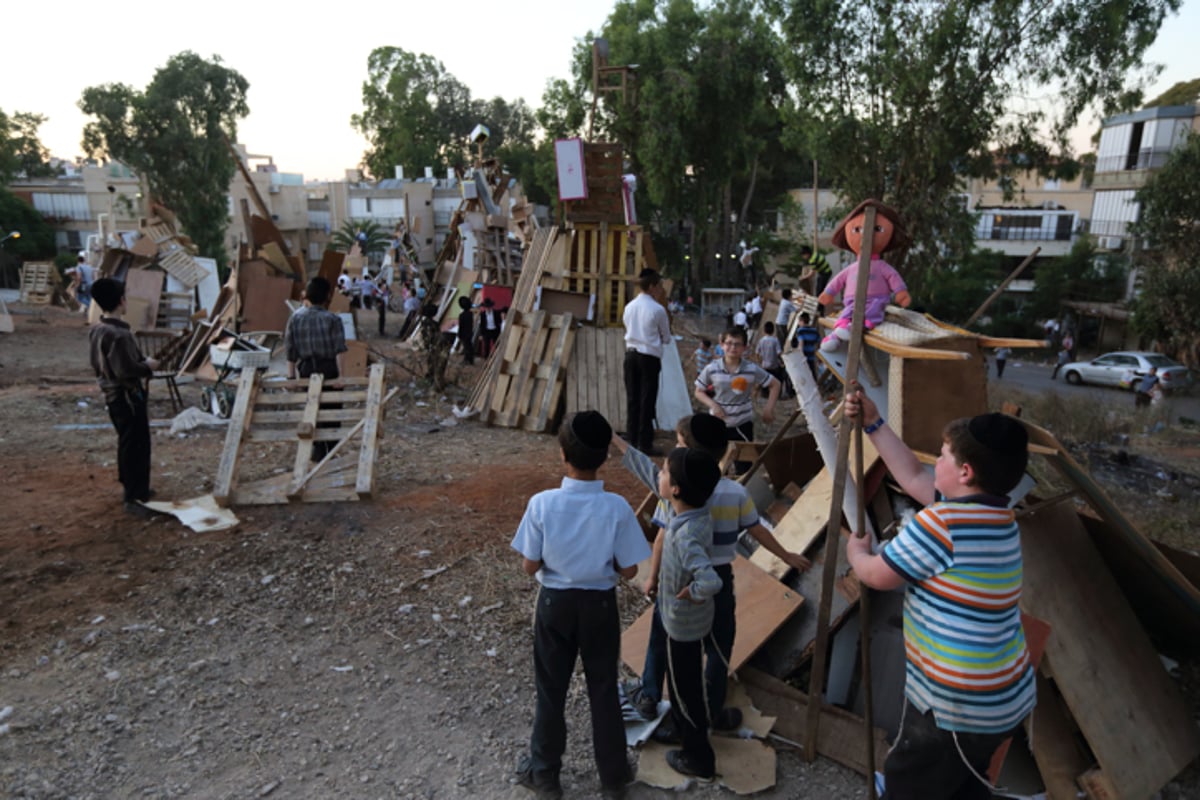 גלריה: ילדי בני ברק בהדלקת מדורת ל"ג בעומר