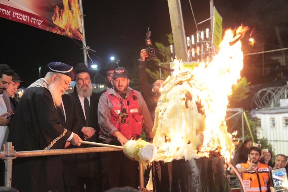 צפו: הדלקת המדורה של הגר"ש עמאר במירון