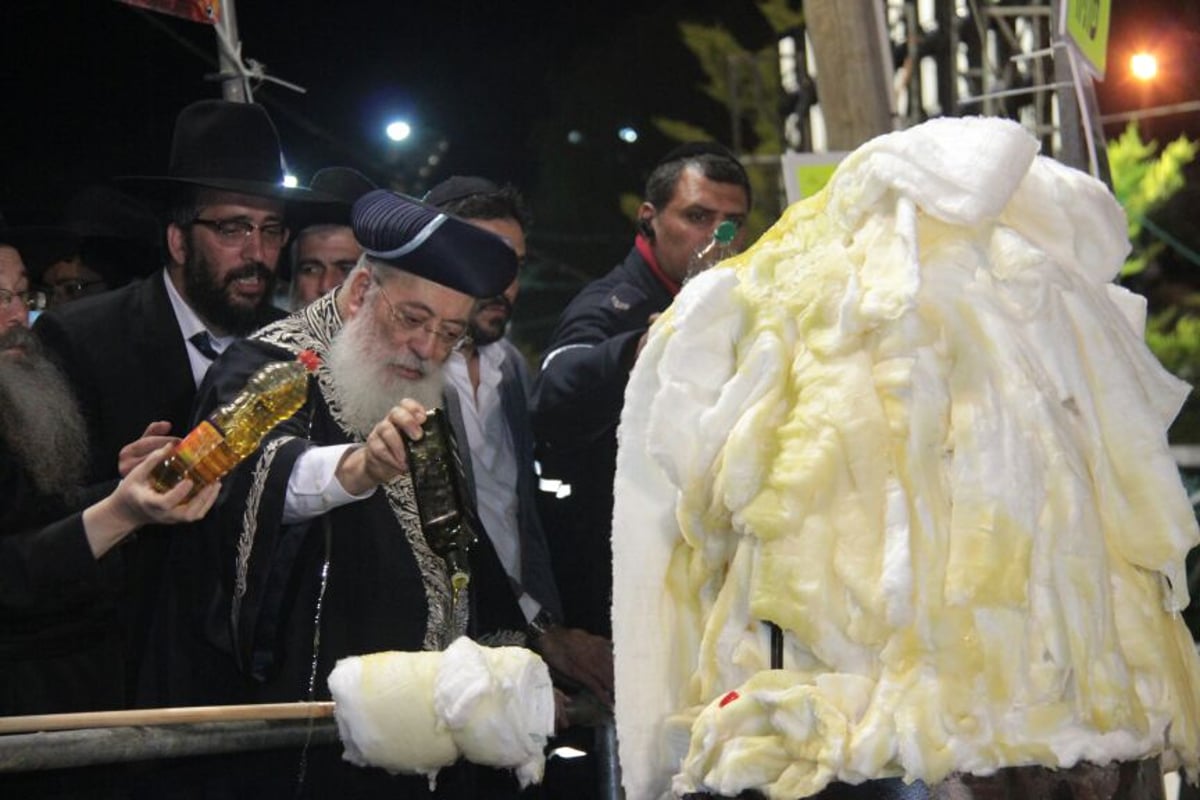 צפו: הדלקת המדורה של הגר"ש עמאר במירון