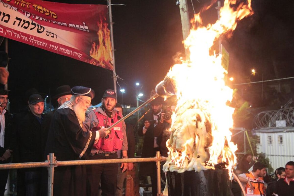 צפו: הדלקת המדורה של הגר"ש עמאר במירון