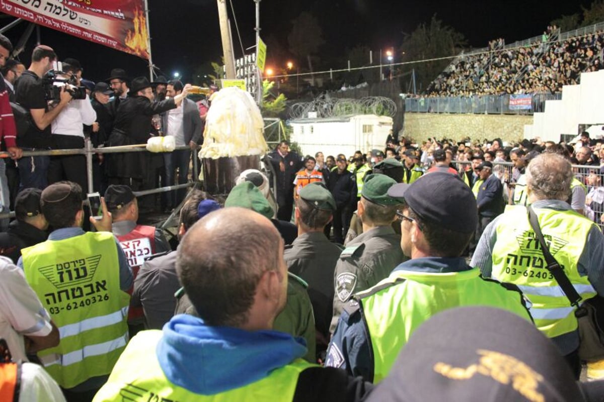 צפו: הדלקת המדורה של הגר"ש עמאר במירון