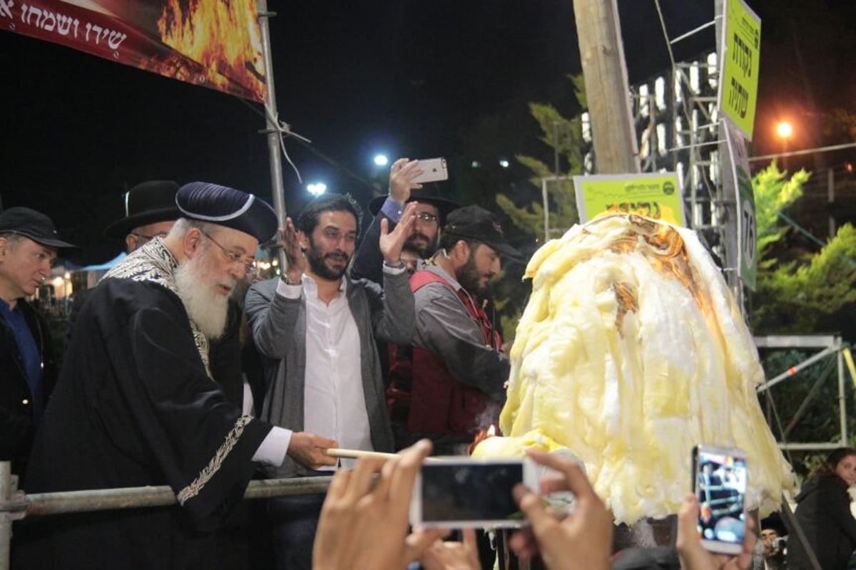 צפו: הדלקת המדורה של הגר"ש עמאר במירון