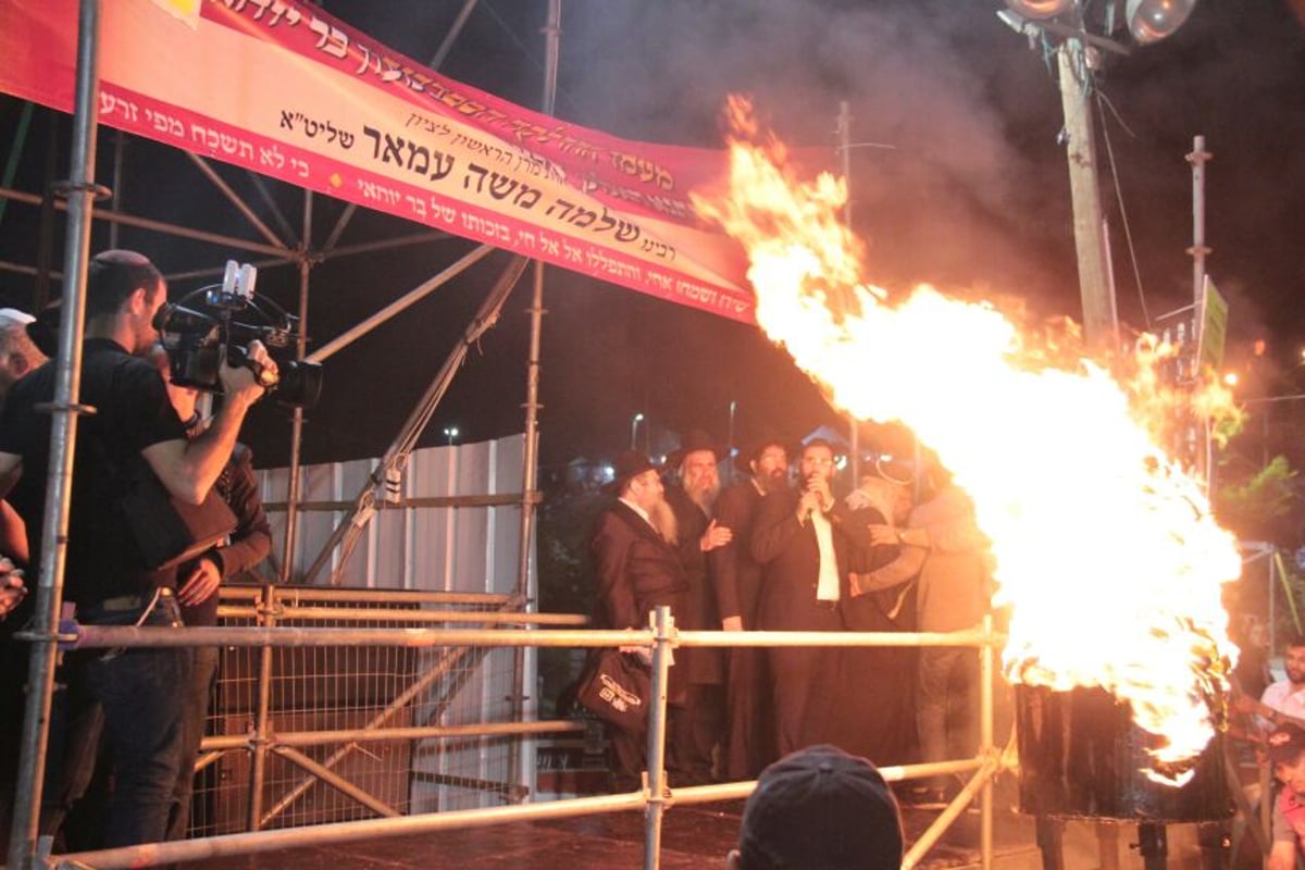 צפו: הדלקת המדורה של הגר"ש עמאר במירון