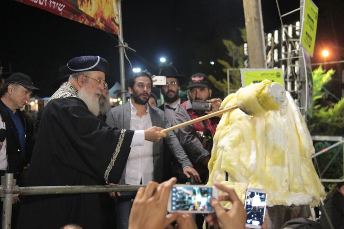 צפו: הדלקת המדורה של הגר"ש עמאר במירון