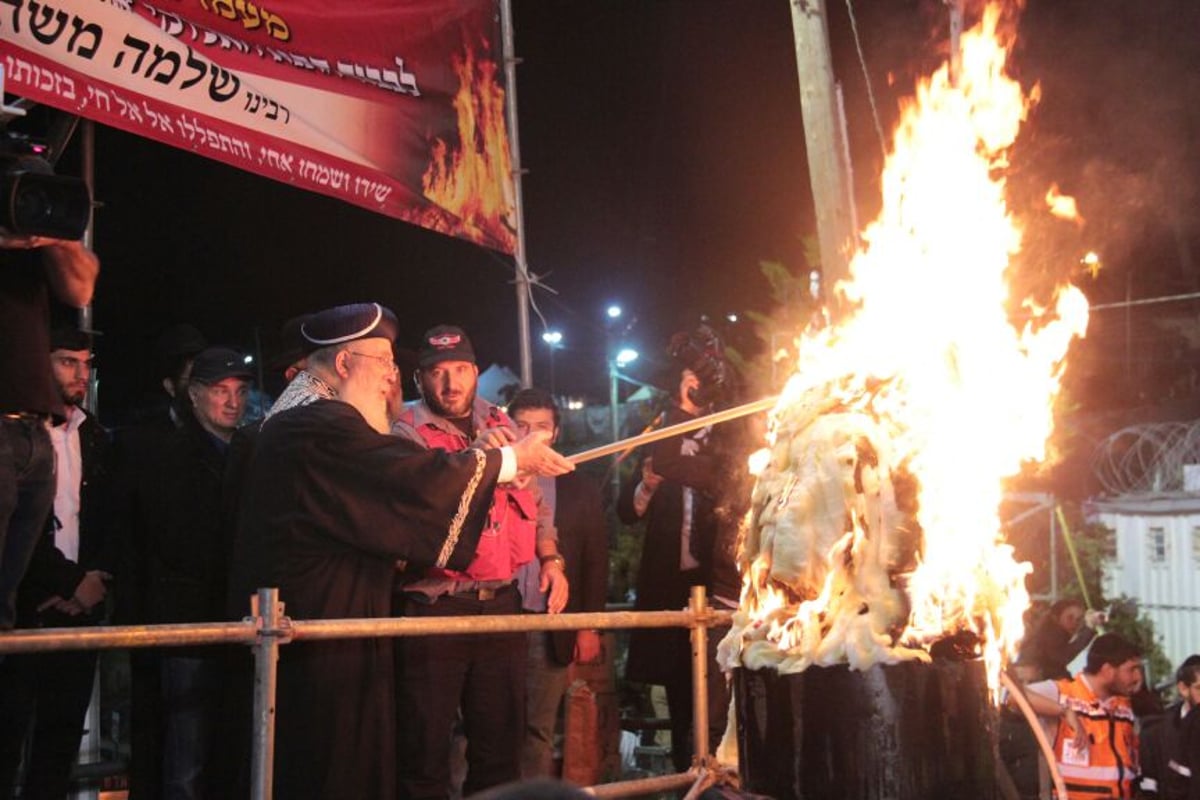 צפו: הדלקת המדורה של הגר"ש עמאר במירון