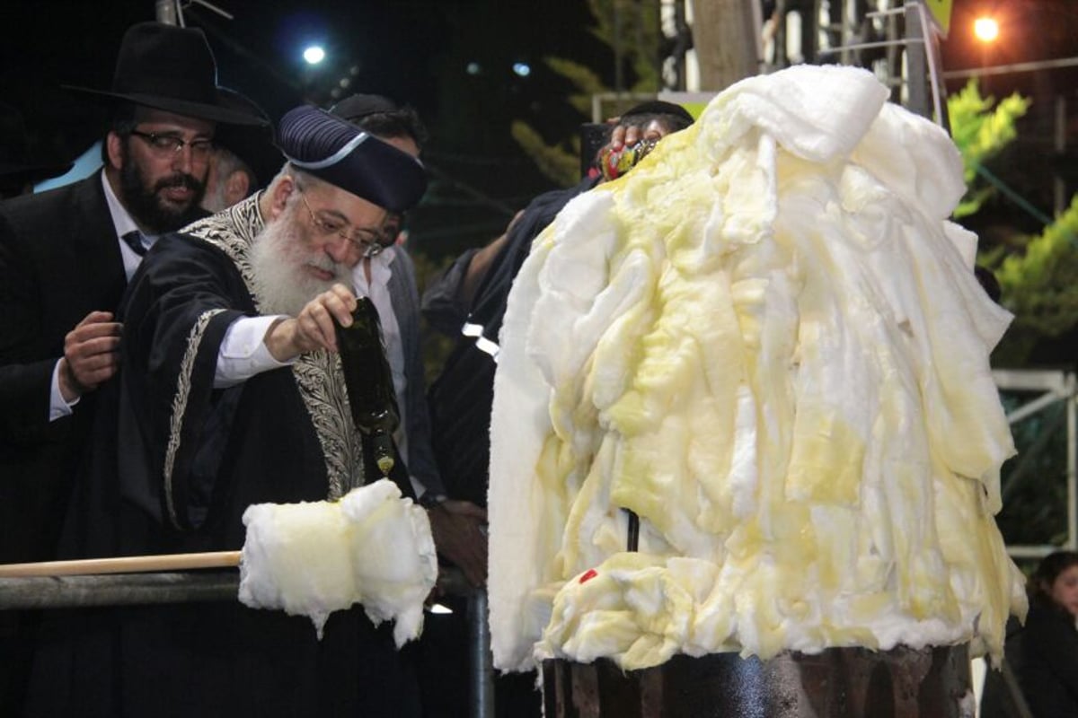 צפו: הדלקת המדורה של הגר"ש עמאר במירון