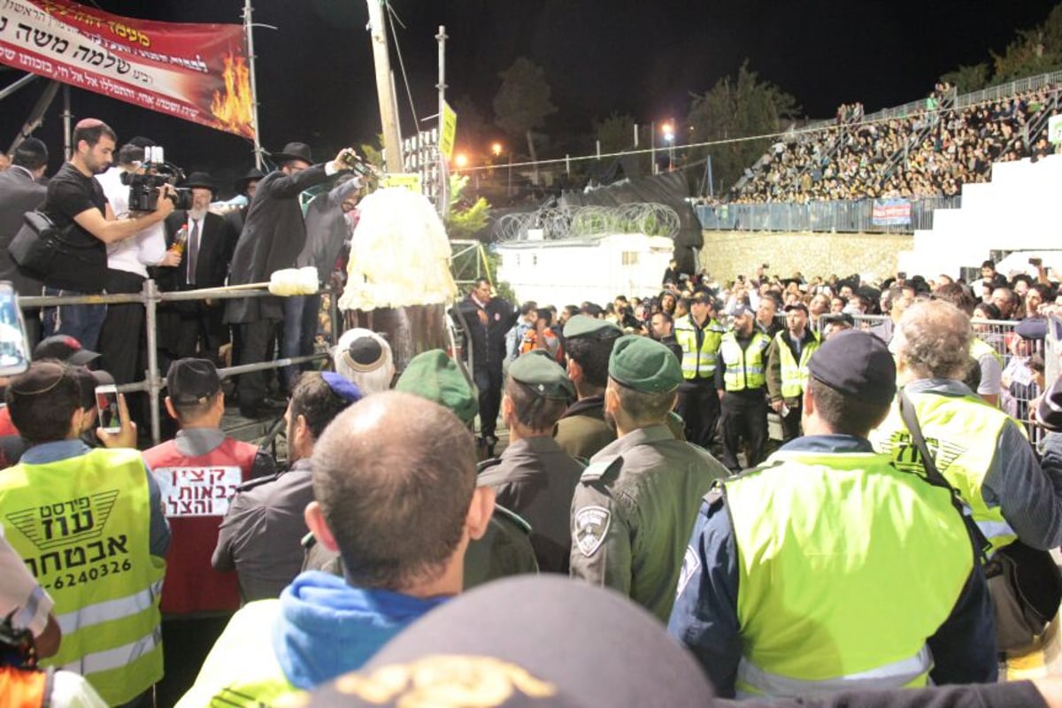 צפו: הדלקת המדורה של הגר"ש עמאר במירון