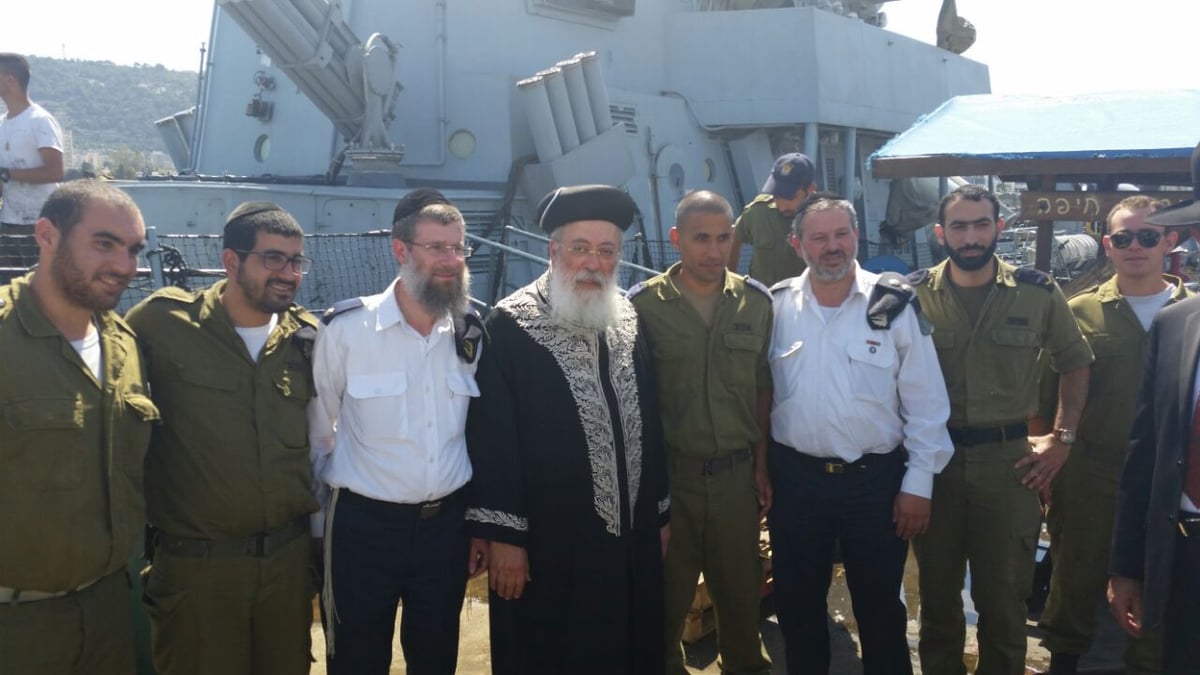 צפו: הגר"ש עמאר מבקר בסיס חיל הים בחיפה