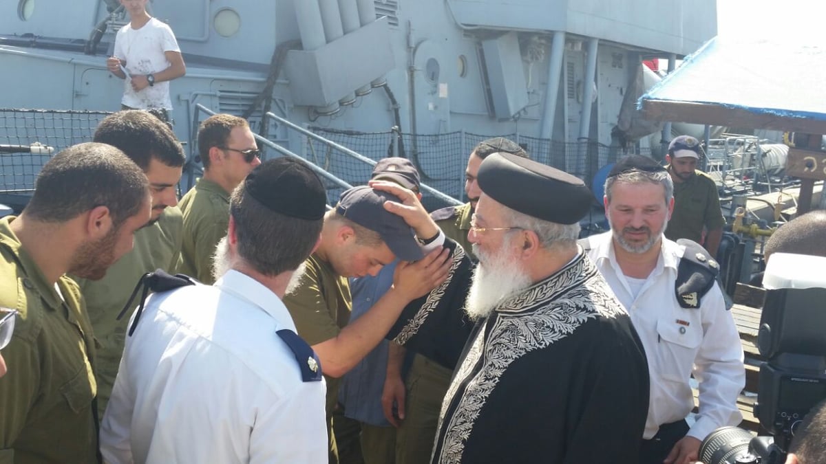 צפו: הגר"ש עמאר מבקר בסיס חיל הים בחיפה