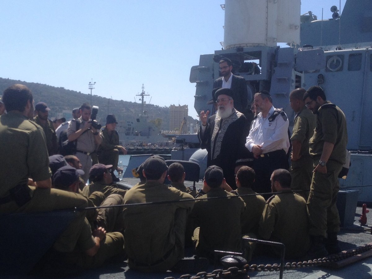 צפו: הגר"ש עמאר מבקר בסיס חיל הים בחיפה