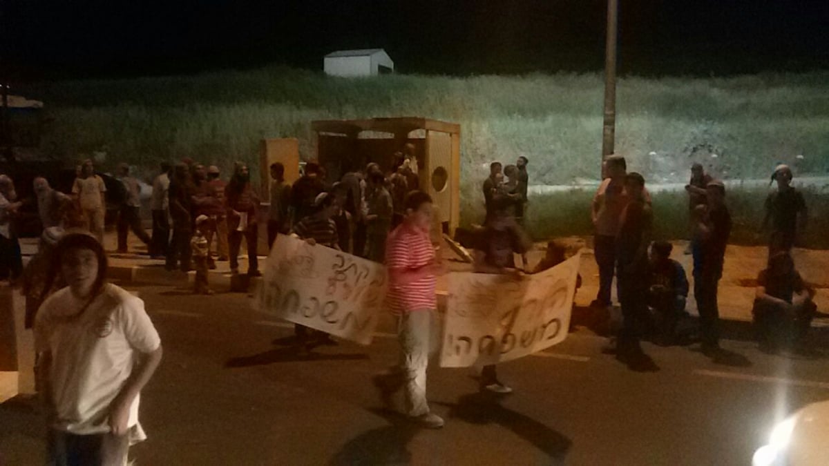 תושבי 'גב ההר' הפגינו נגד הטרור בכבישים